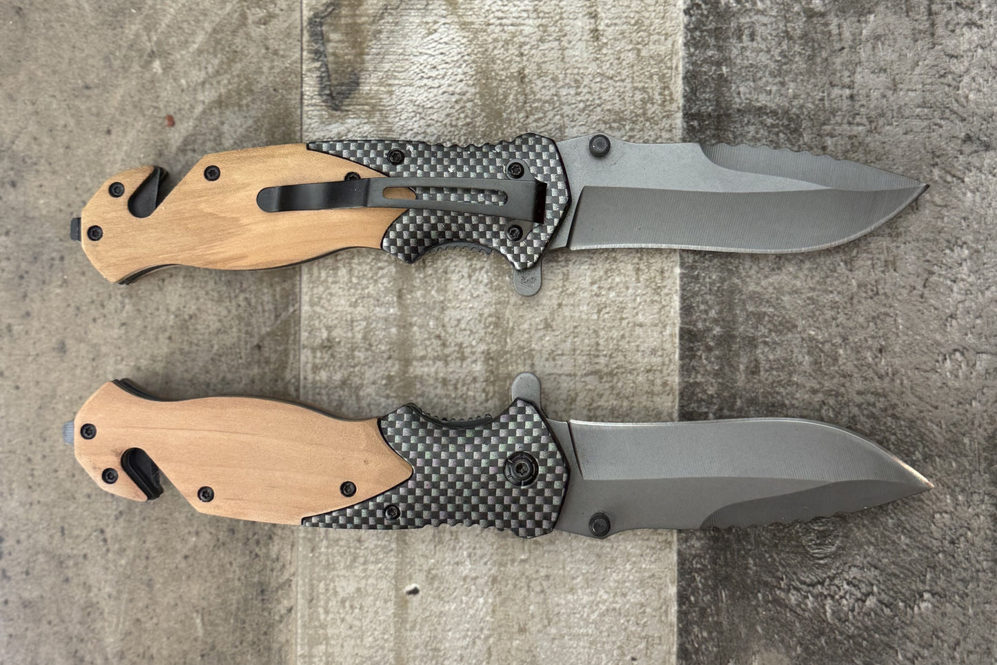 Carbon fiber pattern pocket knife